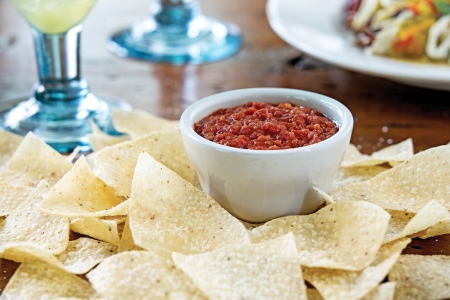 chips and salsa 莎莎酱及香酥玉米脆片     